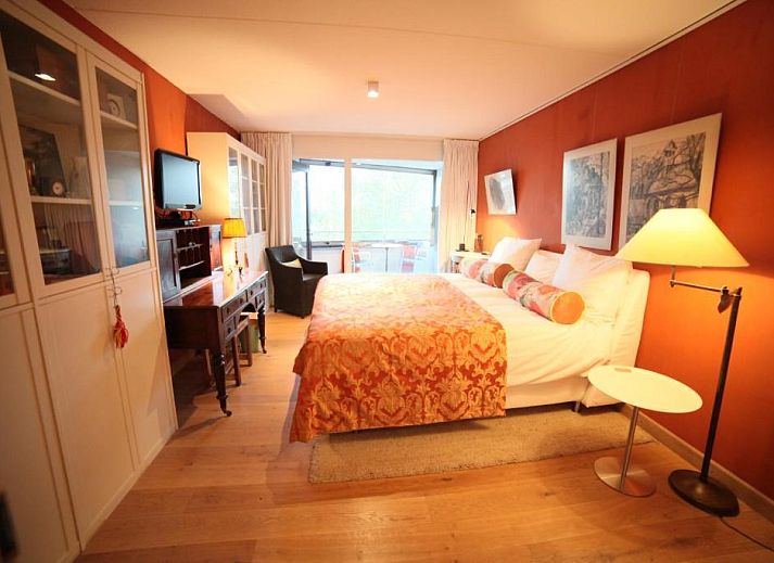 Cozy bedroom with balcony at B&B de Singel, Utrecht. Comfortable bed and breakfast in Utrecht eo.