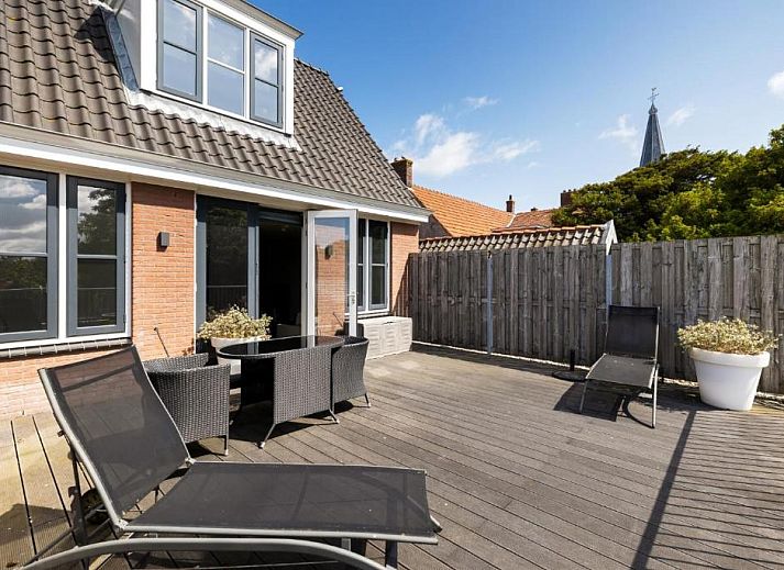 Bright bedroom with skylight in B&B de Lijsterhof, Domburg, Walcheren, comfortable bed and breakfast stay in Zeeland.