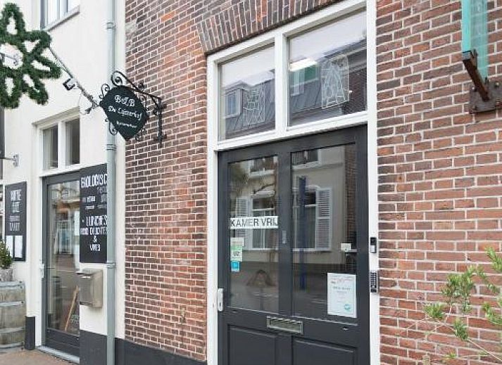 Modern shower in B&B de Lijsterhof, Domburg, Walcheren, luxury bathroom facilities in bed and breakfast in Zeeland.