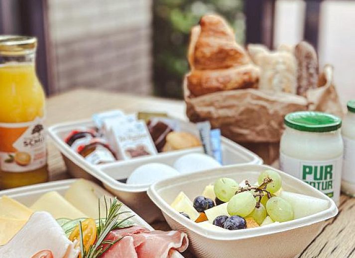 Spacious kitchen in B&B de Lijsterhof, Domburg, Walcheren, fully equipped bed and breakfast kitchen in Zeeland.