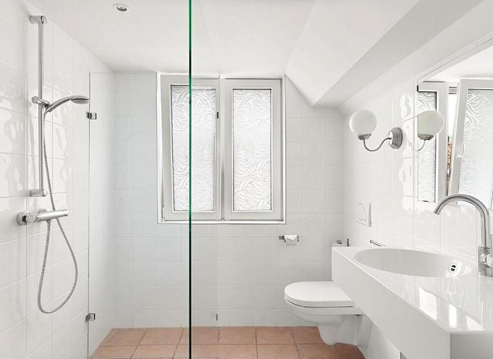 Spacious kitchen in B&B de Lijsterhof, Domburg, Walcheren, fully equipped bed and breakfast kitchen in Zeeland.