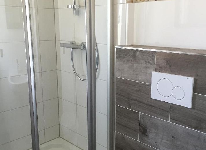 Helles Schlafzimmer im Bed & Breakfast Zeeland, Noordwelle, mit bequemem Bett und Fliesenboden.