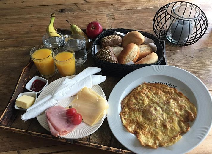 Helles Schlafzimmer im Bed & Breakfast Zeeland, Noordwelle, mit bequemem Bett und Fliesenboden.