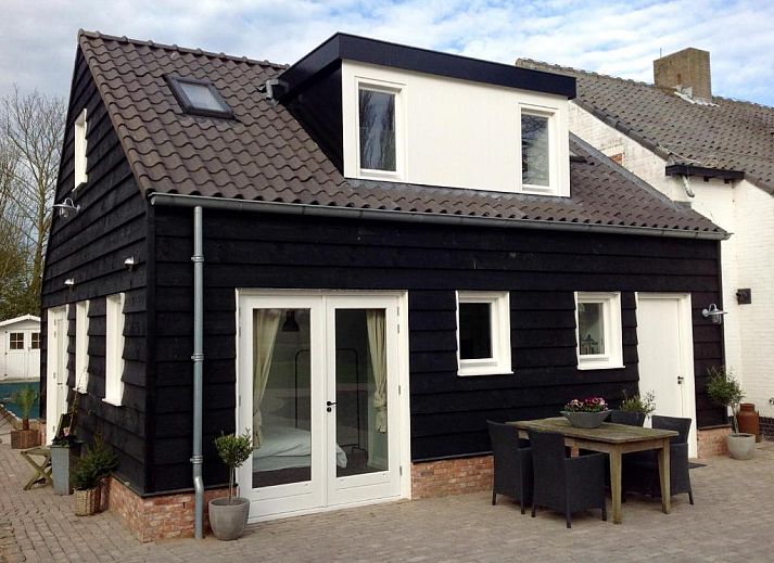 Geraeumiges Zimmer mit Sitzecke im Bed & Breakfast Zeeland, Noordwelle, mit Blick auf den Garten.