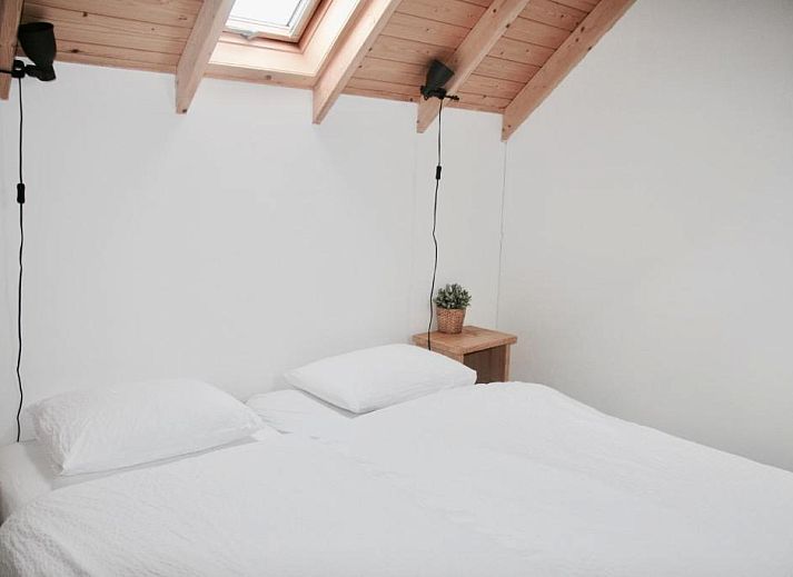 Geraeumiges Zimmer mit Sitzecke im Bed & Breakfast Zeeland, Noordwelle, mit Blick auf den Garten.