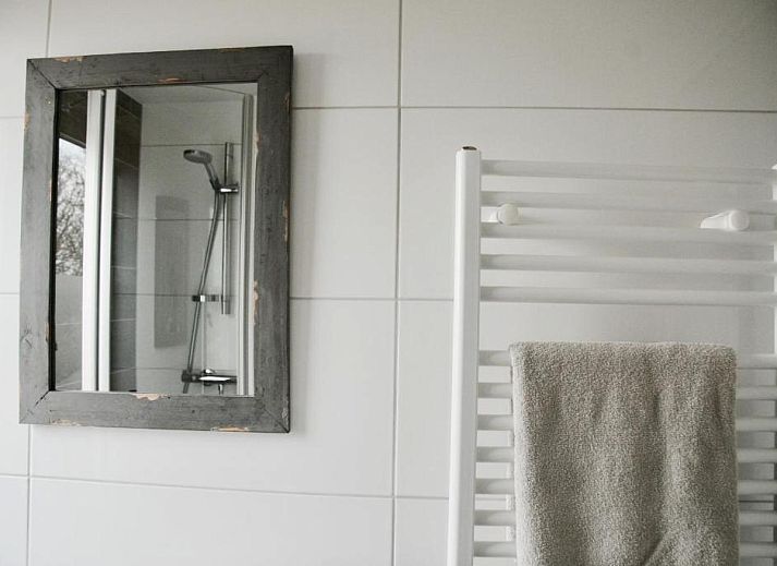 Geraeumiges Zimmer mit Sitzecke im Bed & Breakfast Zeeland, Noordwelle, mit Blick auf den Garten.