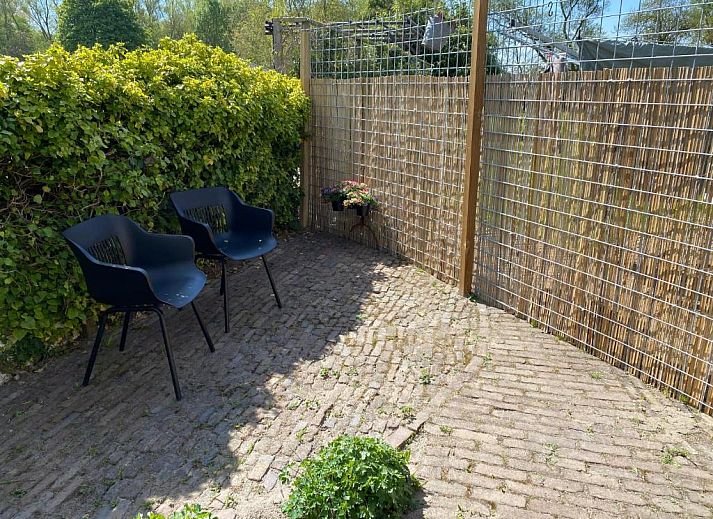 Geraeumiges Zimmer mit Sitzecke im Bed & Breakfast Zeeland, Noordwelle, mit Blick auf den Garten.
