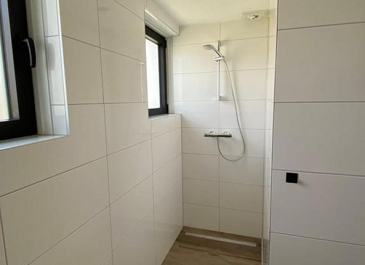 Geraeumiges Zimmer mit Sitzecke im Bed & Breakfast Zeeland, Noordwelle, mit Blick auf den Garten.