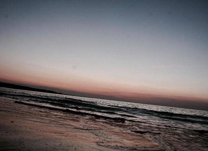 Reichhaltiges Fruehstueck im Bed & Breakfast Zeeland, Noordwelle, mit frischem Obst und Broetchen.