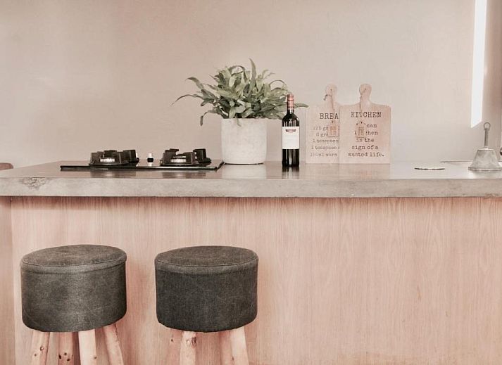 Reichhaltiges Fruehstueck im Bed & Breakfast Zeeland, Noordwelle, mit frischem Obst und Broetchen.