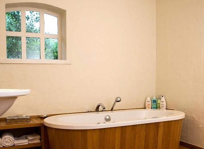 B&B Veerhoeve in Sluis, Zeeland, bietet einen charmanten Aussenbereich mit gruenem Garten und Backsteinfassade.