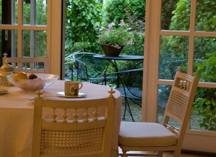 B&B Veerhoeve in Sluis, Zeeland, bietet einen charmanten Aussenbereich mit gruenem Garten und Backsteinfassade.