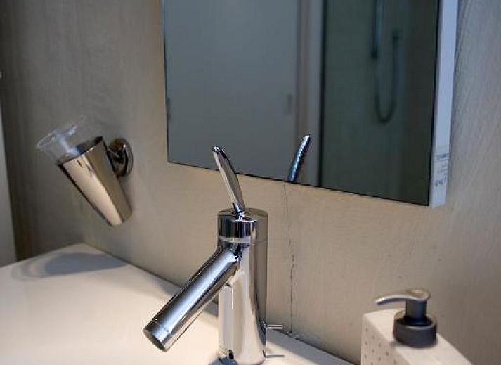 B&B Veerhoeve in Sluis, Zeeland, bietet einen charmanten Aussenbereich mit gruenem Garten und Backsteinfassade.