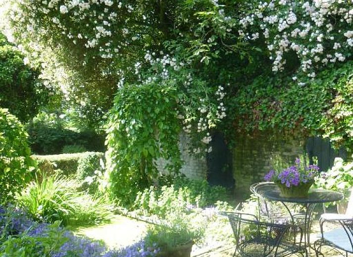 Geraeumiges Schlafzimmer im B&B Veerhoeve, Sluis mit Holzboden und gemuetlicher Sitzecke.