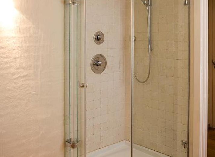 Geraeumiges Schlafzimmer im B&B Veerhoeve, Sluis mit Holzboden und gemuetlicher Sitzecke.