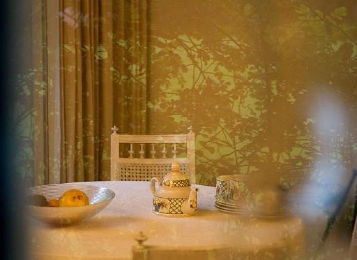 Geraeumiges Schlafzimmer im B&B Veerhoeve, Sluis mit Holzboden und gemuetlicher Sitzecke.