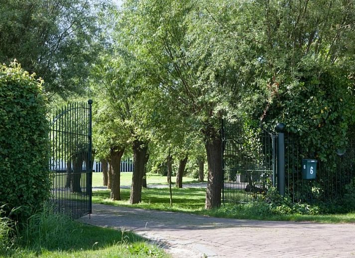 Geraeumiges Schlafzimmer im B&B Veerhoeve, Sluis mit Holzboden und gemuetlicher Sitzecke.