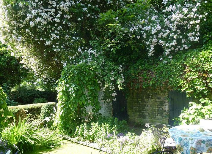 Luxurioeses Badezimmer mit Holzbadewanne in B&B Veerhoeve, Sluis, Zeeuws-Vlaanderen.