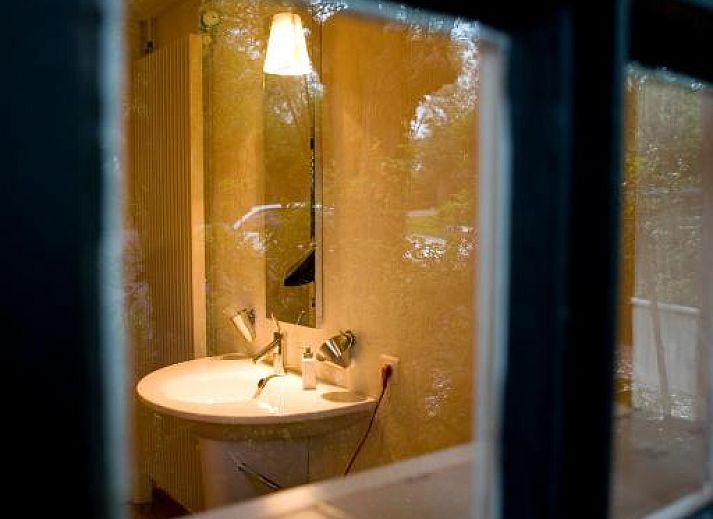 Luxurioeses Badezimmer mit Holzbadewanne in B&B Veerhoeve, Sluis, Zeeuws-Vlaanderen.