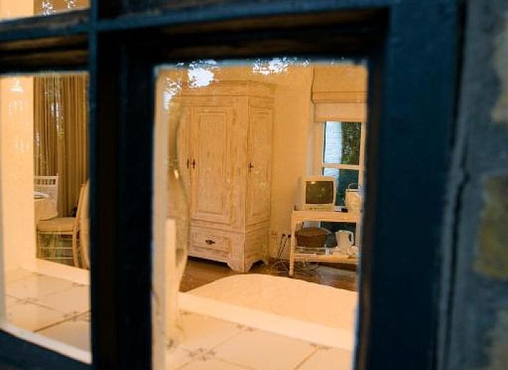 Luxurioeses Badezimmer mit Holzbadewanne in B&B Veerhoeve, Sluis, Zeeuws-Vlaanderen.