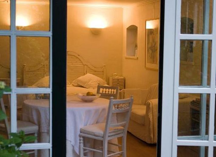 Gemuetlicher Essbereich mit Blick auf den Garten im B&B Veerhoeve in Sluis, Zeeland.