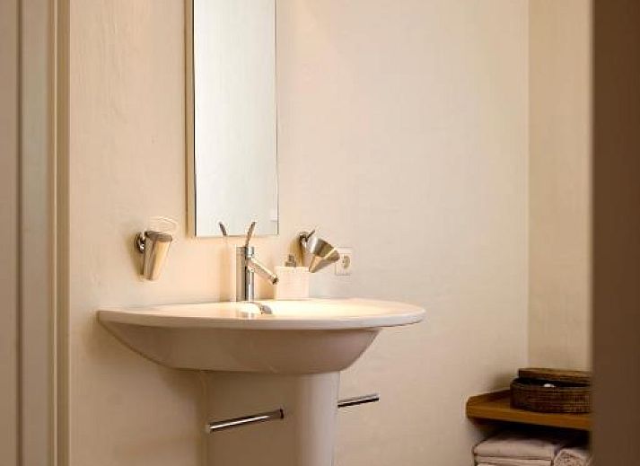 Gemuetlicher Essbereich mit Blick auf den Garten im B&B Veerhoeve in Sluis, Zeeland.