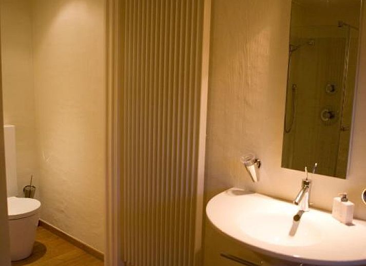 Gemuetlicher Essbereich mit Blick auf den Garten im B&B Veerhoeve in Sluis, Zeeland.