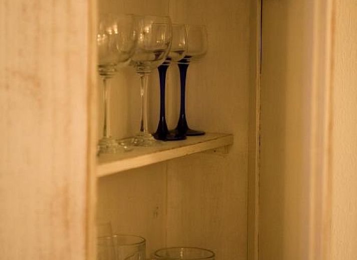 Modernes Waschbecken mit Spiegel im Badezimmer von B&B Veerhoeve, Sluis.