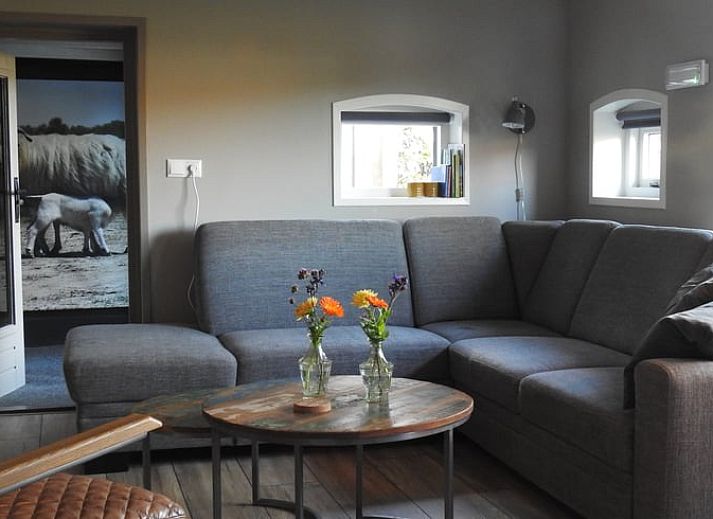 Gemuetliches Plaetzchen im Freien im Ferienhaus in Beilen, Zentral-Drenthe mit Kaffee und Blumen.