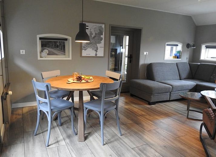 Gemuetliches Plaetzchen im Freien im Ferienhaus in Beilen, Zentral-Drenthe mit Kaffee und Blumen.