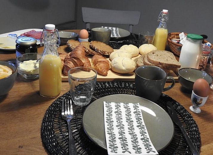 Gemuetliches Plaetzchen im Freien im Ferienhaus in Beilen, Zentral-Drenthe mit Kaffee und Blumen.