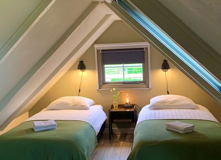 B&B Fassade eines Ferienhauses in Beilen, Zentral-Drenthe mit Blumenkaesten.