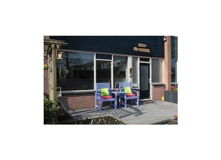 Cozy bedroom with tropical wallpaper at Susanna's bedandbreakfast in Emmen, ideal for a relaxing stay.