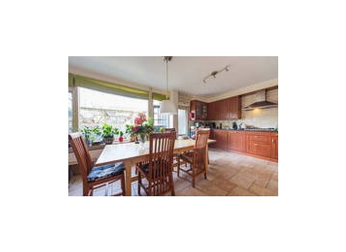 Cozy bedroom with tropical wallpaper at Susanna's bedandbreakfast in Emmen, ideal for a relaxing stay.