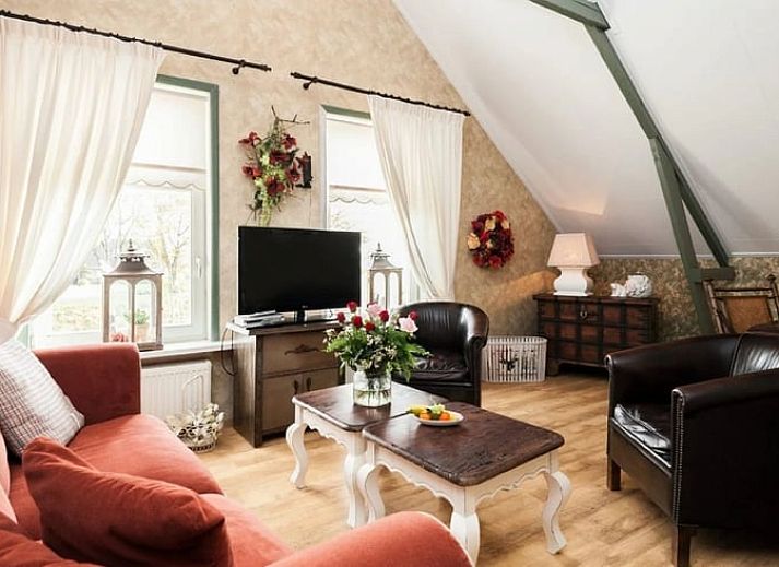 Cozy living room in Cottage in Stieltjeskanaal, bed and breakfast in Southeast Drenthe with comfortable seating area.