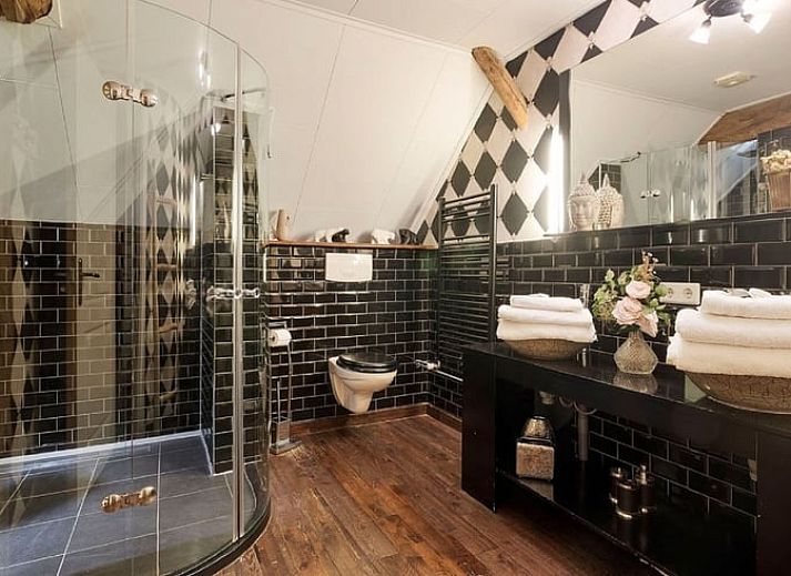 Cozy living room in Cottage in Stieltjeskanaal, bed and breakfast in Southeast Drenthe with comfortable seating area.