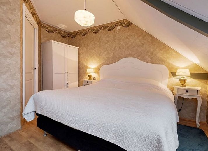 Cozy living room in Cottage in Stieltjeskanaal, bed and breakfast in Southeast Drenthe with comfortable seating area.