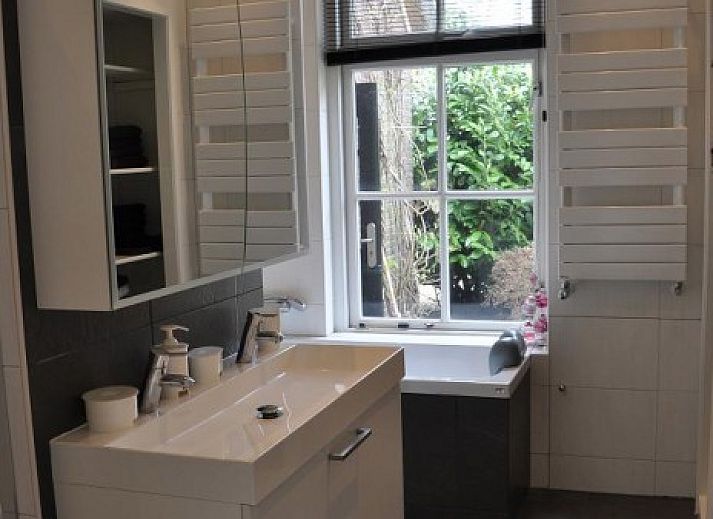 Seppenstijn vakantiehuis in Ruinerwold, Drenthe, met ruime tuin en weelderige natuur.