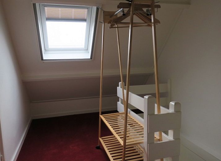 Eetkamer van Seppenstijn B&B in Ruinerwold, Drenthe, met lange tafel en veel lichtinval.