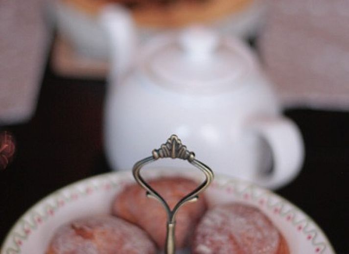 Eetkamer van Seppenstijn B&B in Ruinerwold, Drenthe, met lange tafel en veel lichtinval.