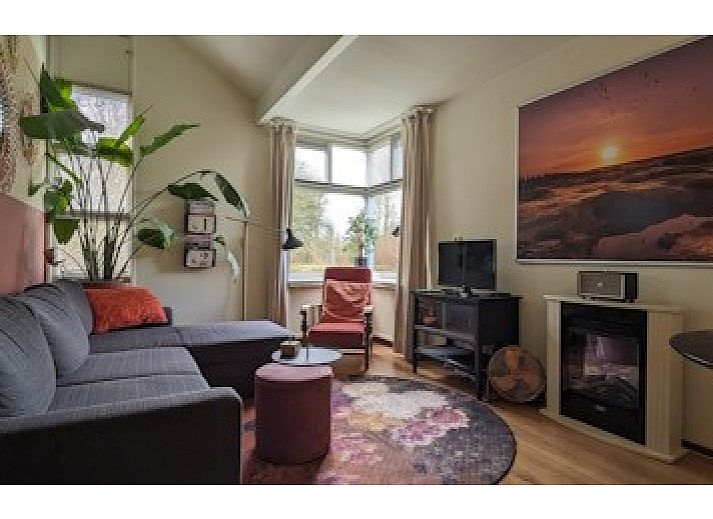 B&B Slaap Lekker in Dokkum, Friesland offers charming accommodation with stunning views of the Frisian countryside and a cozy veranda.