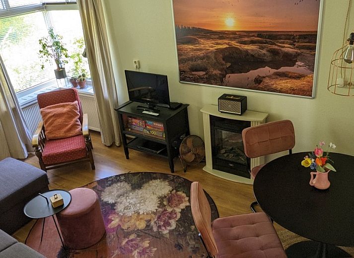 B&B Slaap Lekker in Dokkum, Friesland offers charming accommodation with stunning views of the Frisian countryside and a cozy veranda.