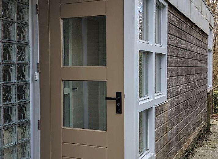 Cozy living room in B&B Slaap Lekker, Dokkum with comfortable seating area and attractive decoration, ideal for relaxation in Friesland.