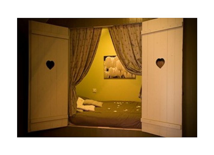 Gezellige open haard in de binnenruimte van Logement Doosje, bed and breakfast in Friesland.