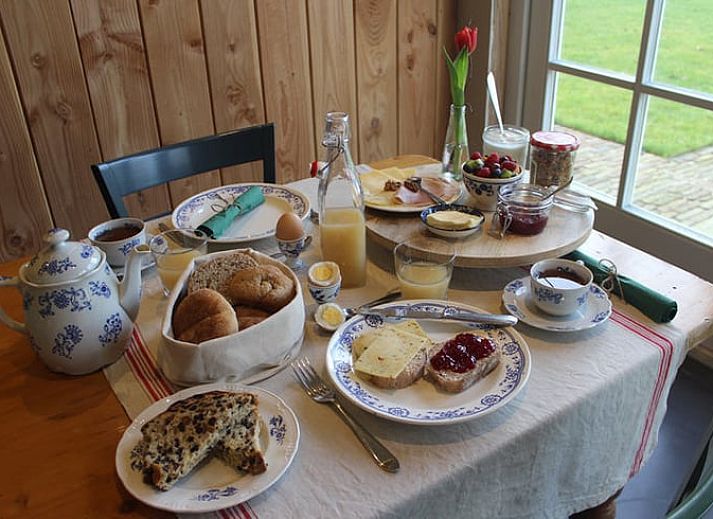 Attraktives Schlafzimmer in einem Ferienhaus in Westendorp, Achterhoek, mit Holzdecke und komfortabler Moeblierung.