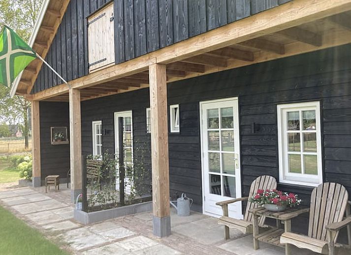 Attraktives Schlafzimmer in einem Ferienhaus in Westendorp, Achterhoek, mit Holzdecke und komfortabler Moeblierung.
