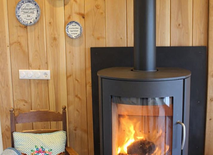 Attraktives Schlafzimmer in einem Ferienhaus in Westendorp, Achterhoek, mit Holzdecke und komfortabler Moeblierung.