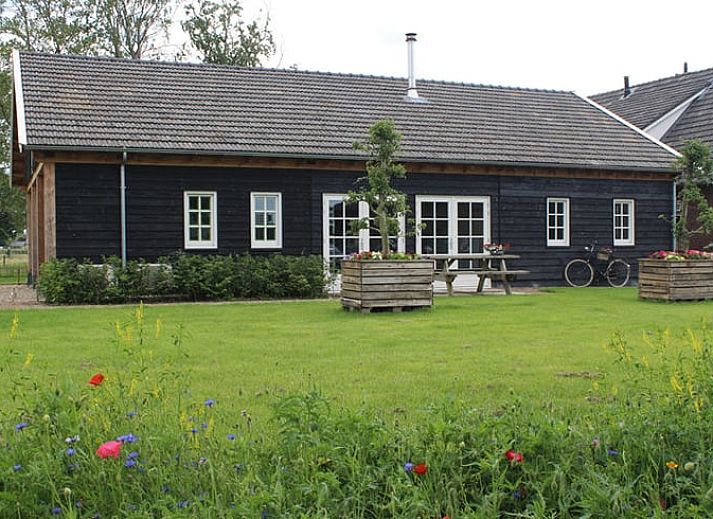 Attraktives Schlafzimmer in einem Ferienhaus in Westendorp, Achterhoek, mit Holzdecke und komfortabler Moeblierung.