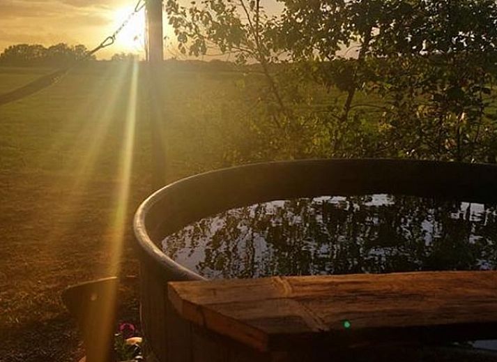 Gemuetliche Ecke im Ferienhaus in Westendorp, Achterhoek, mit Holzschrank und Gartenblick.