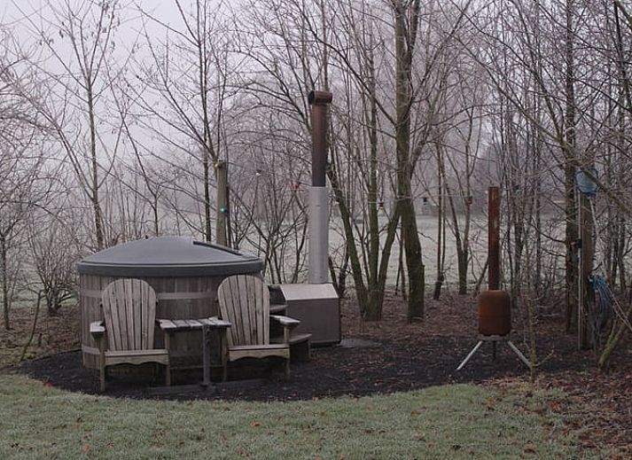 Modernes Badezimmer im Ferienhaus in Westendorp, Achterhoek, mit stilvoller Dusche und Waschbecken.